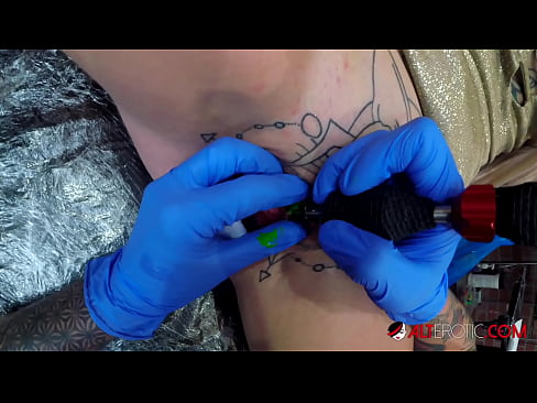 ❤️ Sully Savage mai tsananin jarfa ta yi tattoo a kan kwarin ta ☑ bidiyon tsutsa ❌️